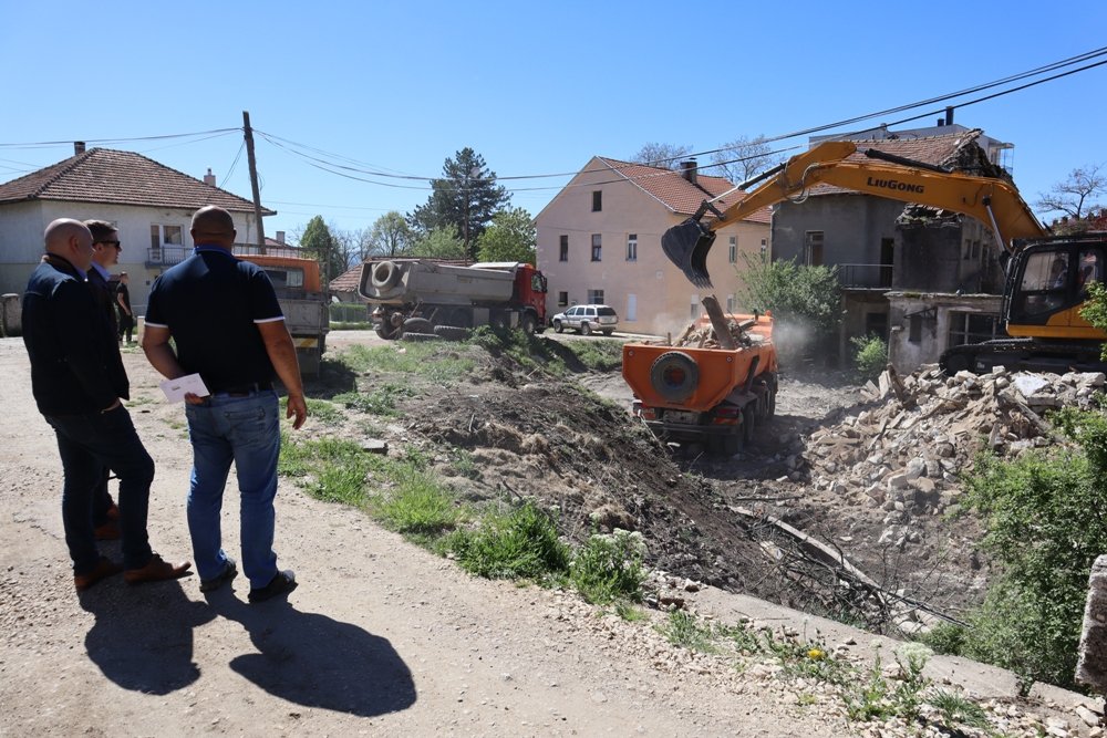 sl-4-1 U toku radovi na uklanjanju i izmještanju objekta Stare policijske stanice u Gacku